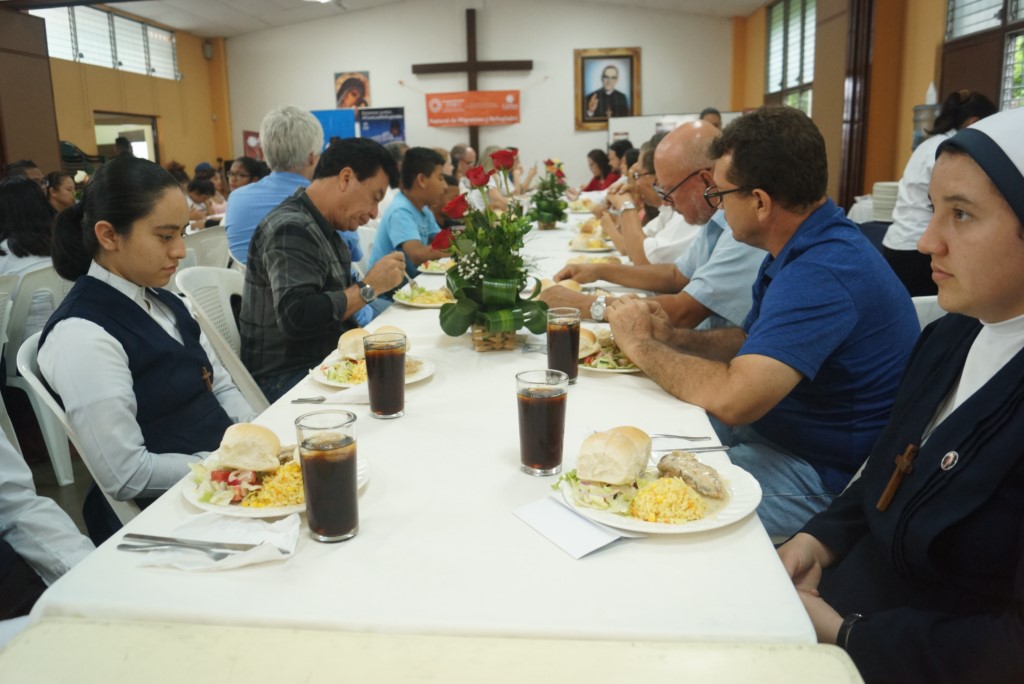 dia refugiado compartiendo mesa 64 1024x768