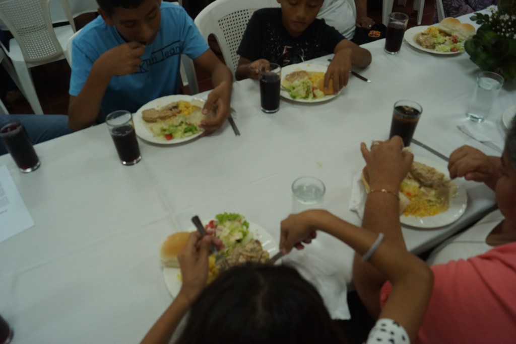 dia refugiado compartiendo mesa 65 1024x768